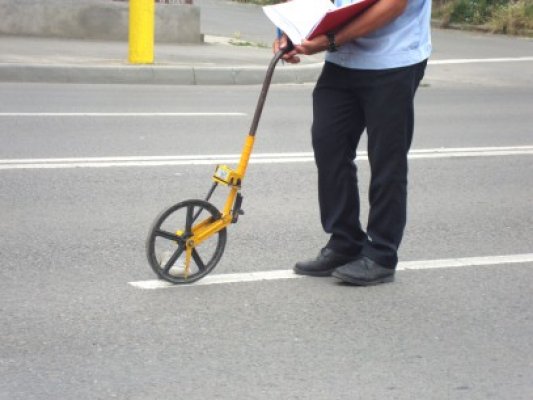 A intrat cu mopedul într-o autoutilitară staţionată
